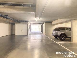 Ondergrondse garagebox (nr. 6) gelegen in residentie Marie Malou heeft een uitstekende ligging in het commercieel centrum van Oostkamp. <br /><br />De garagebox heeft een diepte van 9,86m, is voorzien van een elektrische bediende sectionale poort en een deur aan de zijkant.<br /><br />Voor de garagebox is een privatieve autostaanplaats (nr. 14) gelegen.<br /><br />De garagebox is gelegen op verdieping -2.<br /><br />Meer informatie bij ons kantoor.