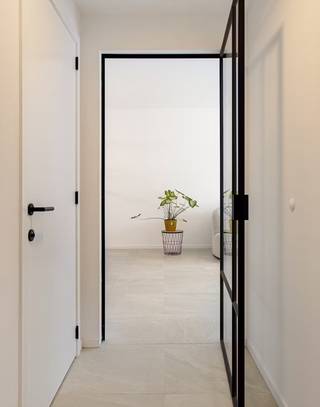 In het CENTRUM gelegen leuk appartement met 2 SLK en TERRAS! DIRECT INSTAPKLAAR. 6% BTW mogelijk! Nabij het openbaar vervoer, treinstation en de Grote Markt. INDELING: inkomhal met toilet, gezellige lichtrijke leefruimte met open geïnstalleerde keuken met eiland, handige berging/wasplaats, 2 slaapkamers en badkamer (inloopdouche en dubbele lavabo). LEUK TERRAS. Mogelijkheid tot het bijkopen van een carport. Gemeenschappelijke fietsenberging.