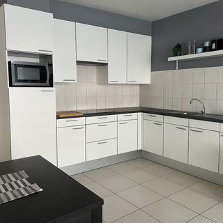 Dit gezellige appartement gelegen nabij het centrum van Stabroek heeft volgende indeling: inkomhal met gastentoilet, vervolgens de woonkamer met...
