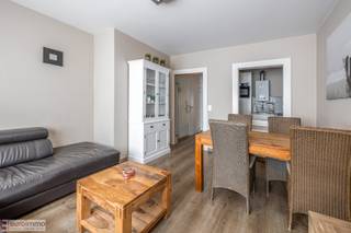 Dit mooi gerenoveerd, gelijkvloers appartement op AAA-ligging is gezellig ingericht & opgedeeld als volgt: inkomhal met afzonderlijk toilet;...