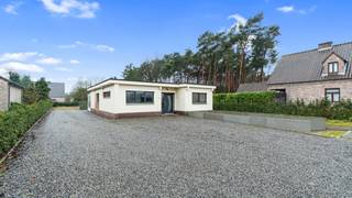 <p><strong>Gelijkvloerse woning op topligging in het groene Zutendaal</strong></p>
<p>Bent u op zoek naar een rustig gelegen woning met tal van mogelijkheden én een uitstekende bereikbaarheid? Dan is deze gelijkvloerse woning in het groene Zutendaal precies wat u zoekt.</p>
<p>De woning geniet van een zeer gunstige ligging: vlakbij het centrum met alle voorzieningen binnen handbereik, en tegelijk gemakkelijk bereikbaar. Gelegen in een rustige wijk, op wandelafstand van het bos, bevindt u zich hier in een bijzonder groene omgeving. Bovendien liggen het Nationaal Park Hoge Kempen en het bekende Blotevoetenpad vlakbij. Ook Genk bevindt zich op korte afstand.</p>
<p>Het geheel is gelegen op een mooi perceel van maar liefst<span> </span><strong>14a 91ca</strong>, wat zorgt voor een aangename buitenruimte met tal van mogelijkheden.</p>
<p>De woning beschikt over drie slaapkamers en een reeds gerenoveerde badkamer, uitgerust met een lavabo en een moderne inloopdouche. De leefruimte biedt een mooi zicht op de veranda en de achterliggende tuin. Dankzij de draai-/kipramen heeft u vanuit de leefruimte rechtstreeks toegang tot de veranda.</p>
<p>De keuken bevindt zich rechts van de leefruimte en sluit eveneens direct aan op de ruime veranda. Deze is voorzien van grote schuiframen en een onderhoudsvriendelijke tegelvloer, waardoor u hier het hele jaar door aangenaam kan vertoeven met zicht op het groen.</p>
<p>Daarnaast is er een kelder aanwezig die uitstekend dienst kan doen als praktische berging.</p>
<p>De ruime achtertuin kan volledig naar eigen smaak ingericht worden en vormt een echte troef voor wie houdt van rust, groen en privacy.</p>
<p><strong>Kortom: een perceel met tal van mogelijkheden, waar reeds renovaties werden uitgevoerd en waar u verder kan afwerken en vormgeven naar eigen smaak.</strong></p>
<p><em>STEDENBOUWKUNDIGE INFORMATIE:</em><em><br />- Stedenbouwkundige vergunning ontvangen : JA<br />- Stedenbouwkundige bestemming: Woongebieden<br />- Verkavelingvergunning: NEEN<br />- Voorkooprecht RUP: NEEN<br />- Dagvaarding en herstelvordering voor inbreuk op de stedenbouwkundige voorschriften: JA<br />- Overstromingsgevoeligheid van uw vastgoed:<br />P-score:<span> A</span><br />G-score:<span> A</span><br />EPC:<span> F </span>label,<span> 564 </span>kWH/m²</em></p>
<p><em>KI: 1152 euro</em></p>
<p></p>
<p>Interesse is deze unieke kans: contacteer ons voor een bezoek via 089/20 61 11, peter@immofusion.be of office@immofusion.be</p>