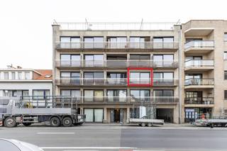 [[ DIT PAND NEEMT DEEL AAN DE ERA OPEN HUIZEN DAG OP 6/12 VAN 11:00 TOT 12:00 ]]
<p><strong>Te koop: instapklare studio in het centrum van Oostende, gelegen aan de Nieuwpoortsesteenweg, met vrij zicht en lage syndicuskosten.</strong><br /><br />Deze studio (bouwjaar 1978) biedt een comfortabele woonervaring op een centrale locatie. Dankzij het vrije uitzicht geniet u van een ruimtelijk gevoel, terwijl de lage syndicuskosten het geheel extra aantrekkelijk maken. Het pand is instapklaar, waardoor u zonder grote werken meteen kunt verhuizen. De ligging in het centrum van Oostende betekent dat winkels, openbaar vervoer en de zeedijk vlot bereikbaar zijn.<br /><br /><strong>Indeling:</strong></p>

<ul><li>Aparte inkomhal</li><li>Living met veel lichtinval en vrij uitzicht</li><li>Open keuken</li><li>Badkamer met praktische indeling</li><li>Berging voor extra opslag</li></ul>

<p> </p>

<p><strong>Troeven:</strong></p>

<ul><li>Vrij zicht vanuit de leefruimte</li><li>Lage syndicuskosten</li><li>Instapklaar appartement</li></ul>

<p> </p>

<p><strong>Neem vandaag nog contact op met uw ERA-makelaar voor een bezoek.</strong></p>

<p> </p>

<p>JOUW DROOMAPPARTEMENT. ZO GEVONDEN!</p>