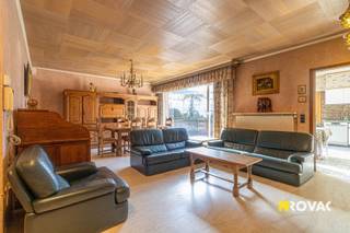 Deze centraal gelegen woning ligt vlakbij centrum Sint-Eloois-Winkel en biedt tal van mogelijkheden. Het pand werd vroeger in gebruik genomen...