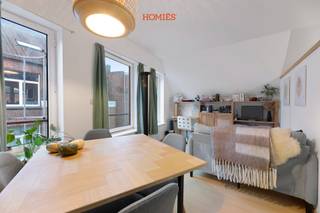 (VERPLICHTE DOMICILIE - geen studenten) Met veel plezier stellen we u deze prachtige studio voor, gelegen op een absolute toplocatie in hartje Leuven. In de gezellige Mechelsestraat, het autovrije winkel- en wandel gedeelte, biedt deze studio een ideale plek om te wonen. Op slechts 2 minuten wandelafstand van de bruisende Vismarkt en 3 minuten van de Grote en Oude Markt, omringd door tal van winkels en eetgelegenheden. De studio bevindt zich aan de straatzijde van een kleinschalig gebouw. Bij binnenkomst ervaar je meteen de warme sfeer van de ruimte, versterkt door de grote raampartijen die zorgen voor veel natuurlijk licht en een ruimtelijk gevoel. De keuken is volledig geïnstalleerd en voorzien van een kookplaat, dampkap, oven, microgolfoven, koelkast en diepvries. De moderne badkamer beschikt over een bad-douchecombinatie, wastafel en toilet. De huurprijs bedraagt €795 per maand, met een bijkomend kostenforfait van €85 voor water, het onderhoud van de gemeenschappelijke delen en wekelijkse schoonmaak. Elektriciteit en internet zijn op eigen naam. De studio is beschikbaar vanaf 16 september. Interesse? Neem gerust contact op via info@homies.be of bel naar 016 15 37 11.