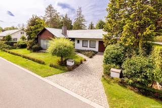 <p><strong>Charmante gelijkvloerse woning met potentieel op een prachtig groen perceel (910 m²)</strong></p>
<p>Droomt u van een woning op een <strong>rustige, groene locatie</strong>, waar u helemaal uw eigen stempel op kan drukken? Deze gelijkvloerse woning uit <strong>1968</strong> biedt u de perfecte basis om van uw renovatieproject een echte thuis te maken.</p>
<p>De indeling is bijzonder praktisch: een <strong>inkomhal met gastentoilet</strong>, een <strong>ruime woonkamer met open haard</strong> waar u gezellig kunt genieten met familie en vrienden, een <strong>aansluitende keuken</strong>, en maar liefst <strong>4 volwaardige slaapkamers</strong>. De <strong>centrale badkamer</strong> beschikt over <strong>twee wastafels, ligbad, bidet en toilet</strong>.</p>
<p>Verder geniet u van een <strong>inpandige garage</strong>, een <strong>ruime kelder</strong> én een <strong>grote zolder</strong> die u nog volledig naar wens kan inrichten – extra slaapkamers, een bureau of hobbyruimte? De mogelijkheden zijn eindeloos.</p>
<p>Het <strong>EPC-label D</strong> maakt dat de woning vandaag reeds conform is aan de huidige normen, maar tegelijk veel potentieel biedt voor verdere energetische verbeteringen.</p>
<p>Gelegen op een <strong>fraai perceel van 910 m²</strong>, omgeven door groen, combineert deze woning <strong>rust en privacy</strong> met een uitstekende bereikbaarheid.</p>
<p>Kortom: een <strong>woning met karakter en toekomst</strong>, ideaal voor wie op zoek is naar ruimte, groen en de kans om zelf de afwerking te bepalen.<br /><br />Wees er snel bij! <br />Contacteer dossierbeheerder Jasmine Tegenbos voor meer info of een bezoek ter plaatse: 0497 64 76 60</p>