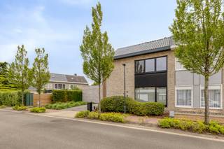 Welkom in deze prachtige halfopen bebouwing in het hart van Brecht, gelegen in een rustige, residentiële en kindvriendelijke woonwijk. Deze volledig gerenoveerde en perfect onderhouden woning is instapklaar en combineert comfort met een uitstekende ligging.<br /><br />Dankzij de centrale locatie bevinden winkels, scholen, openbaar vervoer, het station en de snelweg (E19) zich op korte afstand. Een ideale thuis voor gezinnen of koppels die op zoek zijn naar een instapklare woning op een toplocatie.<br /><br />Indeling van de woning:<br />Gelijkvloers<br />• Inkomhal met gastentoilet <br />• Lichtrijke leefruimte met grote raampartijen <br />• Open keuken aansluitend aan de leefruimte <br />• Grote en praktische berging opgedeeld in 3 afzonderlijke ruimtes <br />• Praktische zij-ingang met toegang tot de tuin <br /><br />Eerste verdieping<br />• 3 volwaardige slaapkamers <br />• Badkamer <br /><br />Zolderverdieping<br />• Volledig afgewerkte en praktisch ingedeeld<br /><br />Troeven:<br />• Onderhoudsvriendelijke tuin met ZO-oriëntatie en tuinhuis<br />• Energiezuinige woning met EPC A <br />• Ventilatiesysteem D <br />• Geen asbest <br />• Elektriciteit conform <br />• Screens en airconditioning <br />• Alarmsysteem <br /><br />Deze verzorgde woning biedt een ideale combinatie van gezellig wonen, praktische indeling en een uitstekende bereikbaarheid. Een unieke kans voor wie op zoek is naar een instapklare woning in een aangename omgeving.<br /><br />De woning zal beschikbaar zijn april/mei 2027.<br /><br />Afspraak via Dewaele.com!<br /><br />De algemene voorwaarden van Dewaele DIY kunt u steeds raadplegen via dewaele.com.<br /><br />Bestuursmaatregelen in het maatregelenregister: in aanvraag