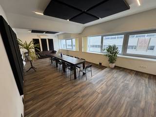 Multifunctionele ruimtes te huur - Ideaal voor diverse doeleinden!Ontdek deze interessante opportuniteit voor de huur van drie afzonderlijke ruimtes, perfect geschikt voor bijvoorbeeld kantoren, praktijkruimtes. De ruimtes hebben de volgende oppervlaktes:Comfort en functionaliteit:Voorzien van elektrische verwarming en airconditioning voor een aangenaam klimaat het hele jaar door.Een goederenlift is beschikbaar, wat het transport van materialen aanzienlijk vereenvoudigt.Sanitaire voorzieningen zijn aanwezig in het pand.Beschikt over een aparte elektriciteitsmeter, wat zorgt voor een transparante kostenberekening.Ideaal voor vrije beroepen of kantoor activiteiten! Financiële details:De onroerende voorheffing wordt forfaitair vastgesteld op het equivalent van één maand huur.Er wordt een huurwaarborg van 3 maanden gevraagd.Interesse?Aarzel niet om contact op te nemen voor meer informatie of een bezichtiging van dit bedrijfsvastgoed te huur!