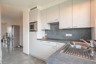 Mooi appartement gelegen in het rustige Lissewege met een vlotte bereikbaarheid richting kust of richting Brugge. Het appartement is gelegen op het eerste verdiep in een mooie residentie en bestaat uit de inkomhall met toilet, ruime leefruimte met een zithoek palend aan het zuidgerichte terras, eethoek, halfopen keuken met terras. Bergruimte in de hall met aansluiting voor wasmachine, twee slaapkamers en een badkamer met lavabo en ligbad. Mogelijkheid om een garagebox aan te kopen palend aan de residentie. Ref.A514