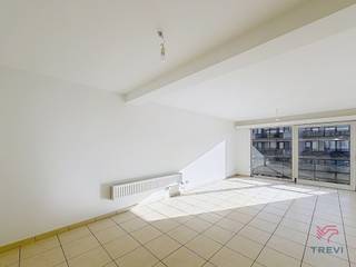 <strong>JETTE: Vlakbij winkels en openbaar vervoer en het Koning Boudewijnpark, gerenoveerd appartement met 2 slaapkamers van ±80 m².</strong><br />
<p><u>Gelegen op de 4e verdieping met lift:</u> A5</p>
<p>- Woonkamer van ±30 m² met een terras van ±6 m² op het oosten<br />- Ingerichte keuken (oven, elektrische kookplaat, afzuigkap, koelkast/diepvriezer, vaatwasser)<br />- Slaapkamer van ±9 m² met toegang tot het terras<br />- Technische ruimte (met wasmachine)<br />- WC<br />- Badkamer en douche<br />- Slaapkamer van ±13 m² met een terras van ±3 m² op het westen</p>
<p>Kleine parkeerplaats inbegrepen.</p>
<p>Kosten: forfaitair bedrag van 50€/maand voor gemeenschappelijke kosten.</p>
<p>EPC E+</p>
<p>Beschikbaar: onmiddellijk.</p>
<p></p>