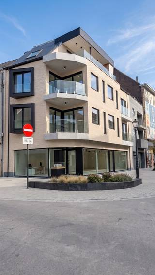 Op de derde verdieping van dit prestigieuze nieuwbouwproject ontdekt u penthouse 3.1: een zeldzame woonparel waar hedendaagse klasse, licht en ruimte samenkomen. Deze residentie biedt met <strong>een royale bewoonbare opp. van 154 m² </strong>een buitengewoon niveau van wooncomfort, op wandelafstand van alle stedelijke voorzieningen en met <strong>oplevering voorzien tegen eind 2026</strong>. Als allerlaatste beschikbare unit binnen het project vormt dit appartement een unieke opportuniteit voor wie op zoek is naar privacy en verfijning in het centrum. De doordachte indeling vertrekt vanuit een lichtrijke, riante leefruimte met een naadloos aansluitende open keuken, die direct toegang biedt tot <strong>een eerste aangenaam terras van ca. 13 m². </strong>Het slaapgedeelte op dit niveau omvat 2 volwaardige, comfortabele slaapkamers, een stijlvol ingerichte badkamer, een afzonderlijk gastentoilet en een praktische berg- en wasruimte. Via de unieke trap bereikt u de royale duplexverdieping van ca. 30 m², een veelzijdige ruimte die zich uitstekend leent als exclusieve mastersuite, bureel met salon of volwaardige derde slaapkamer. Vanuit dit vertrek stapt u op het absolute pronkstuk van de penthouse: <strong>een magnifiek privéterras van maar liefst 34 m², waar u in alle rust en discretie geniet van een ongehinderd zicht boven de stad. </strong>Het app. geniet van alle moderne nieuwbouwtroeven, inclusief een gemeenschappelijke fietsenberging, een lift, en zorgeloze parkeermogelijkheden via een concessie bij het aanpalende Interparking Ninia.<strong>Het commercieel gelijkvloers is verkocht aan een de Christelijke Mutualiteit CM. </strong><strong> Vermelde prijzen zijn exclusief btw en aankoopkosten, met onder bepaalde voorwaarden de mogelijkheid tot aankoop aan het gunstige 6% btw-tarief.</strong>