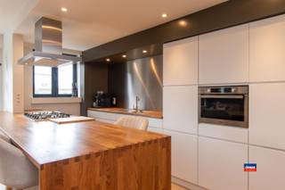 <p><span>HOBOKEN | RUIM APPARTEMENT MET TWEE SLAAPKAMERS EN MOOI TERRAS GELEGEN OP DE TWEEDE VERDIEPING VAN GEBOUW MET LIFT | EPC A | </span></p><p><span>Indeling als volgt: inkomhal - Lichtrijke woonkamer met veel opbergruimte - volledig geïnstalleerde keuken met groot werkblad - twee slaapkamers - badkamer met inloop douche en lavabo - berging met aansluitingen wasmachine/droogkast - hal met apart toilet - prachtig terras met lounge.</span></p><p><span>Grote troeven: </span></p><ul><li><span>Zeer veel lichtinval</span></li><li><span>Zeer energiezuinig (EPC A)</span></li><li><span>Gelegen in rustige woonwijk in doodlopende straat vlakbij winkels, scholen en openbaar vervoer, ...</span></li><li><span>Ondergrondse berging </span></li><li><span>Elektriciteit is conform het AREI</span></li><li><span>Aparte meters voor elektriciteit, gas en water</span></li><li><span>Lage maandelijkse kosten </span></li><li><span>Vlakbij het polderbos en op een boogscheut van Antwerpen</span></li></ul><p><span> </span></p><p><span>Gemeenschappelijke kosten bedragen 80 euro per maand (blokpolis, minuterie, onderhoud, lift, ...).</span></p><p><span>Garagebox met elektriciteit mee aan te kopen (VP 25.000 euro).</span></p><p><span> </span></p>
