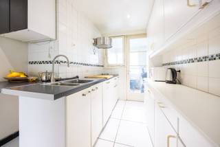 Bent u op zoek naar een leuk appartement (85m²) met twee slaapkamers of net naar een ideale investering voor te verhuren? Dan stellen wij graag deze opportuniteit op de 3de verdieping (zonder lift) aan u voor!<br /><br />Indeling:<br />U komt binnen in de inkomhal (met videophone) met vooraan de woonkamer (30m²) die op zich doorgang geeft aan de eerste slaapkamer (7m²). Centraal is er de badkamer (3m²) met douche, handdoekradiator en enkele lavabo verwerkt in een badkamermeubel. In de gang is er een apart gastentoilet. Achteraan is er de tweede slaapkamer van 15,5m² en de gesloten keuken (9,5m²) die ingericht is met dubbele spoelbak, kookvuur en dampkap. Aanpalend aan de keuken is er een wasplaats (4m²).<br /><br />Maandelijkse lasten: €50 voor minuterie, water en blokpolis.<br /><br />Ligging:<br />Het appartement geniet van een uitstekende ligging. U bevindt zich in een rustige wijk tussen de Bremweide en Domein Ertbrugge, waardoor u als het ware omarmd wordt door de groene boog rond Deurne. Op een steenworp van uw voordeur vindt u zowel de tramhalte van tram 5, alsook het Wim Saerensplein. Op deze manier heeft u alles wat u wenst, binnen handbereik: een supermarkt, keurslager, bakker, apotheek... en een uitstekende verbinding het met stadscentrum van Antwerpen!<br /><br />Pluspunten:<br />- EPC label B dankzij dakisolatie en dubbele HR beglazing<br />- Privatieve kelderberging <br />- Videophone<br />- Momenteel verhuurd aan €750 <br />- Lage maandelijkse lasten<br />- Centrale ligging<br /><br />Voor meer informatie of een bezichtiging kan u One vastgoed steeds bereiken op volgend nummer 03 360 85 30.