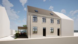 <strong>Welkom in Sint-Lodewijk! </strong>In deze bruisende deelgemeente van Deerlijk vindt u deze nieuwbouwwoning in landelijke stijl terug die op punt staat om gerealiseerd te worden. Ter plaatse vindt u verschillende bakkers, slagers, supermarkt, lager school en koffie- en theehuis terug. Door de uitstekende ligging heeft u een zeer vlotte verbinding naar Kortijk, Gent en Doornik (E17/E403).<br /><br />Slim ontworpen en gepland voor traditionele houtskeletbouw met kwaliteitsmaterialen, beloven ze een tijdloze architectuur en optimaal wooncomfort te bieden. De ruime tuin, die rechtstreeks toegankelijk is, en de sterke focus op energiezuinigheid (E-peil: 20, S-peil: max. 35), bieden comfort en duurzaamheid in overvloed. Daarnaast beschikt de woning over drie slaapkamers (uitbreiding op zolder mogelijk) en een scala aan afwerkingsmogelijkheden, wat het plaatje echt compleet maakt!<br /><br />Laat u zich de <strong>indeling</strong> even inbeelden: Kom binnen via de <strong>inkomhal</strong> waar u het <strong>gastentoilet</strong> terugvindt en ga verder in de lichtrijke <strong>leefruimte</strong> die naadloos overgaat in de volledig geïnstalleerde <strong>keuken</strong> met zicht over het terras en de ruime tuin. De naastgelegen <strong>berging/wasruimte</strong> zorgt voor voldoende opslagplaats. Via de trap komen we boven in de <strong>nachthal</strong> die toegang geeft tot <strong>drie slaapkamers</strong>, tweede apart <strong>toilet</strong> en volledig uitgeruste <strong>badkamer</strong> met douche, ligbad en dubbele lavabo. Via een vaste trap bereikt u de <strong>zolderverdieping</strong> waar u twee extra slaapkamers kan voorzien. Door de inbegrepen <strong>carport</strong> zal u nooit parkeerstress hebben en buiten wacht een grote <strong>tuin</strong> vol mogelijkheden. Of u nu droomt van een speelparadijs voor de kinderen, een groene oase om te ontspannen, of misschien zelfs uw eigen moestuin, hier vindt u de ruimte om jouw dromen werkelijkheid te laten worden.<br /><br />De woning wordt gebouwd met de beste materialen en aandacht voor detail, waardoor je kunt genieten van alle hedendaags comfort waar je naar verlangt. Vooropgesteld <strong>E-peil 20</strong> en S-peil 35, verwarming via warmtepomp en u heeft een ruime <strong>inspraak in de afwerkingsmaterialen</strong>.<br />Kortom, deze woningen beloven een ideale mix van comfort, stijl en functionaliteit in een prachtige landelijke setting. Mis deze kans niet om jouw droomhuis te vinden!<br /><br /><strong>Kom eens langs!</strong> Wij maken graag de tijd voor u om het project uitgebreid toe te lichten.<br />Meer info via bram@real-immo.be of via 0474 35 49 59. Tot binnenkort!