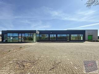 Bent u op zoek naar een ruim en flexibel bedrijfscomplex met tal van mogelijkheden? Ontdek Bosstraat 20 in Bocholt, een veelzijdige bedrijfssite op een perceel van maar liefst 9.985 m², waar ruimte, bereikbaarheid en functionaliteit centraal staan.<br /><br />De eigendom geniet van een gunstige ligging met vlotte verbindingen richting Bree, Peer, Lommel en de Nederlandse grens. Hierdoor is de site interessant voor zowel regionale bedrijfsactiviteiten als ondernemingen met grensoverschrijdende logistieke behoeften. De goede visibiliteit draagt bovendien bij aan de professionele uitstraling van het geheel.<br /><br />Het bedrijfsgebouw beschikt over vijf ruime magazijnen, elk uitgerust met een elektrische sectionale poort. Dankzij de mogelijkheid om de magazijnruimtes door middel van tussenwanden verder op te splitsen, kan de indeling flexibel worden afgestemd op de specifieke noden van uw onderneming.<br /><br />Aan de voorzijde bevindt zich een bijkomende werk- of opslagruimte met twee hydraulische laad- en loskades, wat een efficiënte goederenstroom en logistieke werking mogelijk maakt.<br /><br />Naast de magazijn- en opslagcapaciteit beschikt het complex over functionele kantoorruimtes, geschikt voor onder meer administratie, dispatching en vergaderingen. De aanwezige toonzaal biedt daarnaast een representatieve omgeving voor productpresentaties en het ontvangen van klanten.<br /><br />Ook het buitenterrein vormt een belangrijke troef. De site is volledig omheind en biedt ruime manoeuvreermogelijkheden en voldoende parkeergelegenheid, waardoor ook grotere voertuigen en dagelijkse logistieke bewegingen vlot kunnen worden georganiseerd.<br /><br />Dankzij de combinatie van een royaal perceel, ruime magazijnen, laad- en losfaciliteiten, kantoren en toonzaal biedt deze eigendom uiteenlopende mogelijkheden voor onder meer KMO's, logistieke ondernemingen, groothandels, productiebedrijven en investeerders.<br /><br />Bent u op zoek naar een bedrijfssite die ruimte biedt voor uw huidige activiteiten én toekomstige groei?<br />Neem gerust contact op met Meyers Vastgoed voor meer informatie of een bezichtiging ter plaatse.