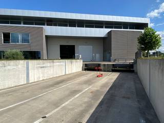 Welgelegen bedrijfsgebouw bestaande uit een opslagruimte van 2.120 m² met 122 m² mezzanine, 461 m² kantoren en 600 m² buitenstockage te huur op...
