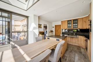 <p><strong>À vendre : maison 3 façades, prête à emménager et économe en énergie, avec 3 chambres et garage, au cœur d'Oostrozebeke.</strong><span></span></p><p>Située dans une rue en cul-de-sac au centre d'Oostrozebeke, cette spacieuse maison 3 façades est implantée sur un beau terrain avec allée, garage et agréable jardin facile d'entretien.</p><p><strong>Composition :</strong><br />Le hall d'entrée avec toilette invités vous accueille dans une habitation lumineuse. Le séjour offre une belle vue sur le jardin et donne accès à une cuisine récente (rénovée en 2019), entièrement équipée, avec coin repas. Le rez-de-chaussée comprend également un garage spacieux. À l'étage, vous trouverez trois chambres, une nouvelle salle de bains (2025) ainsi qu'un WC séparé.</p><p>À l'extérieur, vous profitez d'un jardin facile d'entretien avec abri de jardin. Vous pouvez également utiliser gratuitement (moyennant son entretien) une parcelle de jardin attenante d'environ 160 m².</p><p><strong>LES ATOUTS :</strong></p><ul><li>Panneaux solaires</li><li>Chauffage central au gaz (nouvelle chaudière en 2019)</li><li>Cuisine et salle de bains rénovées (2019 et 2025)</li><li>Citerne d'eau de pluie de 7.500 litres raccordée</li></ul><p><strong>Pour qui ?</strong><br />Idéal pour les personnes à la recherche d'une maison prête à emménager avec allée et garage, située dans un quartier recherché et facilement accessible d'Oostrozebeke.</p><p>À vendre chez <strong>Immo Beguin</strong>, votre expert immobilier depuis 2009, avec des bureaux à Renaix, Waregem, Courtrai, Deinze, Tournai et Lessines.</p><p><strong>Plus d'informations ou une visite ?</strong><br />📧 charlotte@immobeguin.be</p>