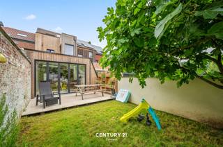 <p>Modern en lichrijk wonen te Leuven - Gunstig EPC label B</p><p>In de Wijnpersstraat te Leuven bieden wij een uiterst moderne en lichtrijke woning aan. Het betreft een bemeubelde stadswoning en dit met een beschikbaarheid van 1 oktober 2026 tot september 2027.  De woning zelf omvat een ruime leefruimte met open keuken. Verder is er een wasruimte en zijn er 2 toiletten (verdieping 0 en 1). De badkamer is bestaande uit zowel een douche als bad wat zorgt voor het nodige comfort. Er zijn twee slaapkamers alsook een kelderverdieping met voldoende opbergruimte. Genieten van de tuin zal hier niet ontbreken en voor wie groene vingers heeft zal zich zeker weten te amuseren in de serre. Parkeren kan gewoonweg voor de deur op straat en fietsen plaatsen doe je in de inpandige fietsenberging! Als dat niet geweldig is !!  </p><p><span><strong>Meer informatie of een bezoekje ter plaatse? Met plezier! Contacteer onze Collega Robin: robin@connect-immo.be of verhuur@connect-immo.be </strong></span></p>