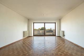 Op de zevende verdieping van een rustig en verzorgd gebouw in de Camille Huysmanslaan wacht dit ruime, te renoveren appartement van 128 m² op een nieuwe eigenaar met visie. Authentiek, karaktervol en met prachtige parketvloeren, vormt dit appartement de perfecte basis om uw droomwoning te creëren. De ruime inkomhal nodigt uit om verder te ontdekken en leidt via een dubbele openslaande deur naar een lichtrijke en sfeervolle woonkamer, waar het aangenaam vertoeven is.<br /><br />Het appartement beschikt over drie slaapkamers, waarvan één rechtstreeks toegang biedt tot het balkon, een ideale plek om de ochtendkoffie te drinken of ’s avonds van de zonsondergang te genieten. Verder zijn er: een keuken, een badkamer en een apart toilet. Voor extra comfort is er een ruime kelderberging aanwezig.<br /><br />Met een EPC-label B is dit appartement energiezuinig en toekomstgericht. De gemeenschappelijke kosten bedragen €265 per maand inclusief verwarming en water.<br /><br />Het appartement wordt verkocht met een ondergrondse staanplaats, apart aan te kopen voor €20.000, waardoor parkeren geen enkel probleem is.<br /><br />Gelegen in de gewilde Tentoonstellingswijk, combineert dit appartement een aangename en rustige woonomgeving met de nabijheid van alle voorzieningen en uitstekende verbindingen naar het centrum van Antwerpen.<br /> 