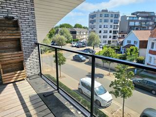 Gezellig en lichtrijk appartement met 2 slaapkamers, gelegen aan de zonnekant in Koksijde. De open keuken sluit aan op de leefruimte en biedt...
