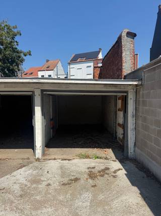 Op zoek naar een autostaanplaats in het centrum van Sint-Niklaas? Dan is dit misschien wel iets voor u. <br /><br />Ter hoogte van Kalkstraat nummer 1 bevindt zich de inrit van een achterliggend garagecomplex. Hier vind u ook deze garagebox terug. <br /><br />Interesse? Bel voor info of een vrijblijvend bezoek naar 0476 21 35 46 of mail naar laurens@claves.be .