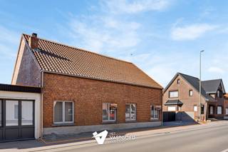 <p><span>Recent gerenoveerde woning met 3 slaapkamers op perceel van 8 are op centrale ligging in Beringen (Stal).</span></p><p><span> </span></p><p><span>Belangrijkste troeven: </span></p><p><span>- Centrale ligging</span></p><p><span>- Kwalitatief gerenoveerd</span></p><p><span>- Gelijkvloerse woning</span></p><p><span>- Zolder met vaste trap en zeer veel potentieel</span></p><p><span>- Ruime tuin</span></p><p><span>- 3 slaapkamers</span></p><p><span> </span></p><p><span>Bekijk zeker ook de grondplannen met de afmetingen. Zo krijgt u van thuis uit al een perfect beeld van wat deze woning te bieden heeft!</span></p><p><span> </span></p><p><span>Wenst u meer info of een vrijblijvende bezichtiging, contacteer dan ons kantoor op het nummer 011 85 15 15 en wij helpen u graag verder. </span></p>