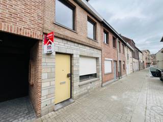 Deze gezellige woning is ideaal voor starters of jonge gezinnen en is gunstig gelegen in Menen, vlakbij winkels, scholen en openbaar...