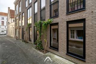 <p>Wonen in het historische hart van Kortrijk, direct <strong>aan de Grote Markt op wandelafstand van het Begijnhof</strong>. Deze nieuwbouwwoning biedt <br /><strong>3 slaapkamers, 2 badkamers, een privéterras en een kelder,</strong> en combineert functionaliteit met een centrale ligging.</p>
<p>De indeling is praktisch en efficiënt. De slaapkamers zijn ruim genoeg voor comfort en privacy, en de badkamers zijn volledig uitgerust. Het privéterras biedt een plek om te ontspannen of buiten te zitten, terwijl de kelder extra opslagruimte biedt.</p>
<p>De locatie maakt het dagelijks leven eenvoudig: winkels, bars, restaurants en culturele plekken liggen op een paar stappen. Tegelijkertijd is de woning goed bereikbaar met openbaar vervoer. Zo kunt u het stadsleven combineren met gemak en rust.</p>
<p>De woning is instapklaar en energiezuinig, waardoor u er direct kunt wonen zonder extra werk. Alles is ontworpen voor praktisch en comfortabel wonen, met een logische indeling en voldoende lichtinval in alle ruimtes.</p>
<p><strong>Troeven van de woning:</strong><br />✅ Nieuwbouw – instapklaar<br />✅ 3 slaapkamers & 2 badkamers<br />✅ Privéterras<br />✅ Kelder<br />✅ Energiezuinig<br />✅ Toplocatie in het centrum van Kortrijk</p>
<p><span>Interesse? Contacteer gerust voor een bezoek.</span><strong><br /><br /></strong><em>Dit betreft nieuwbouw. Het EPC-bouwattest wordt aan de huurder bezorgd zodra het beschikbaar is na de EPB-eindaangifte.</em><strong><br /></strong></p>