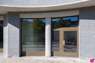 De handelsruimten van The London Residence liggen in de Cadixwijk, het kloppend hart van het Eilandje met een groen stadsplein en heraangelegde wegen. Een leefbare en <br />dynamische buurt die uitstekende troeven biedt om uw activiteiten verder uit te bouwen.<br /><br />The London Residence voorziet in een aantal fraaie, volledig naar smaak in te richten handelsruimtes die casco worden opgeleverd. De gunstige ligging zorgt voor zichtbaarheid en <br />garandeert een grote passage. De architectuur en afwerking van het gebouw geven het geheel extra uitstraling en karakter. Binnenin vormen de hoge plafonds en de mooie <br />glaspartijen de absolute blikvangers. De ruimtes zijn uitermate geschikt voor bv. speciaalzaken of boetieks, evenals voor kantoren of art galleries. Met een toplocatie en <br />de perfecte omkadering heeft dit prachtige pand alles in huis om uw onderneming te laten uitgroeien tot een bloeiende zaak.<br /><br />Verkoop onder het stelsel van registratierechten voor wat betreft het grondaandeel, BTW voor wat betreft de constructie.<br />Contacteer geheel vrijblijvend ons kantoor voor meer informatie of een bezoek ter plaatse en ontdek zo de verschillende mogelijkheden. <br /><br />Stedenbouwkundige inlichtingen: vg, gvv, wg, gvkr, gmo <br />P-score: A<br />G-score: A<br />EPB Startverklaring beschikbaar.