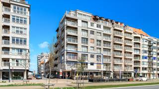 Prachtig hoekappartement met 3 slaapkamers, 3 badkamers en een mooi zonneterras, schitterend gelegen op de volledig vernieuwde Graaf d’Ursellaan. Dankzij de hoekligging geniet u hier van mooie open zichten en een overvloed aan zonlicht. Energiezuinig met een energielabel A.<br /><br />Het appartement ligt net achter de Zeedijk waardoor u geniet van een optimale oriëntatie naar het zuiden. Een absoluut vakantiegevoel met het strand en de duinen om de hoek. <br />Een bewoonbare oppervlakte van ca.116 m² wat interessant is voor zowel vaste bewoning als tweede verblijf. <br /><br />Indeling: inkomhal met gastentoilet, fantastische leefruimte met parket en toegang tot het zonneterras, halfopen keuken met alle nodige toestellen, een praktische berging met wasmachine-aansluiting. Verder nog 3 volwaardige slaapkamers met elk hun badkamer.<br />Algemene fietsenstalling in het gebouw en een privatieve kelder inbegrepen in de prijs.<br /><br />Een zeldzame kans op een absolute toplocatie.<br /><br />Bezoeken of meer informatie?<br />Contacteer Sacha Vanrafelghem op GSM 0487/43.79.10.