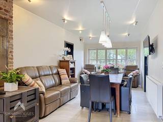 Uniek gelegen hoeve met naastliggende weilanden en tal van mogelijkheden. Op een uitzonderlijk rustige en groene locatie bevindt zich deze ruime hoeve op met een totale oppervlakte van 23650m². De woning biedt een aangename combinatie van ruimte, privacy en mogelijkheden, en is ideaal voor wie op zoek is naar een karaktervolle woning in een landelijke omgeving. <br /><br />De gelijkvloerse verdieping omvat een inkomhal met gastentoilet, een lichtrijke leefruimte met aparte eet- en zithoek, en een recent gerenoveerde keuken met eetplaats. Verder zijn er een badkamer met douche en dubbele lavabo, een slaapkamer, bureel, was- en bergruimte, een droge kelder en een garage. De woning beschikt daarnaast over verschillende extra bergruimtes en biedt hierdoor heel wat praktische mogelijkheden. Op de eerste verdieping bevinden zich vier slaapkamers, een nachthal met afzonderlijk toilet en een ruime bergzolder. Buiten geniet u van een grote, groene tuin met terras, twee ruime tuinbergingen, volledige privacy en naastliggende weilanden. Uniek aanbod!<br /><br />Troeven<br /><br />
<ul>
<li>AAA-ligging in een rustige en groene omgeving</li>
<li>Uiterst geschikt voor paarden of dierenliefhebbers.</li>
<li>2 regenwaterputten van elk 10.000 liter</li>
<li>Oprijlaan met afgesloten poort</li>
<li>2 tuinbergingen</li>
<li>Garage, kelder en meerdere bergruimtes</li>
<li>Ideaal voor wie ruimte, rust en privacy zoekt</li>
</ul>
<br />Deze op te frissen hoeve wordt verkocht zonder makelaar, volgens het concept van Smart Houses. Interesse of bezoek? Contacteer rechtstreeks de eigenaar via +32472259585