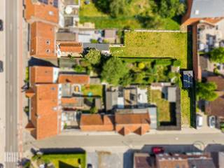 <p>Ruime gezinswoning met 4 slaapkamers en grote tuin!<br /><br />Deze verder op te frissen woning combineert een ruime indeling, veel potentieel en een gunstige ligging nabij belangrijke invalswegen.<br /><br />INDELING:<br />Ruime leefruimte met eetplaats, geïnstalleerde keuken en aansluitend een verzorgde badkamer voorzien van ligbad, douchecabine, toilet en lavabomeubel. Daarnaast beschikt de woning over een technische berging en een praktische kelder.<br /><br />Op de eerste verdieping bevinden zich twee ruime slaapkamers en een nachthal. Via een vaste trap bereikt u de zolderverdieping, die reeds werd ingericht met nog eens twee extra slaapkamers.<br /><br />Buiten geniet u van een ruime zuidgerichte tuin met veel mogelijkheden, een extra opbergplaats en een uitweg achteraan waar zich reeds een garage bevindt.<br /><br />Dankzij de ruime bewoonbare oppervlakte en de vier slaapkamers is deze woning ideaal voor grotere gezinnen of wie op zoek is naar extra ruimte.<br /><br />Wat maakt deze woning uniek?<br />♦ bewoonbare oppervlakte van 164 m²<br />♦ ruim perceel van 669 m²<br />♦ vier volwaardige slaapkamers<br />♦ zuidgerichte tuin<br />♦ uitweg achteraan<br />♦ garage aanwezig achteraan het perceel<br />♦ rolluiken aanwezig<br />♦ regenwater aanwezig<br />♦ veel potentieel na opfrissing<br />♦ gunstige ligging nabij belangrijke invalswegen<br /><br />Interesse in deze ruime gezinswoning met potentieel?<br />Contacteer ons vandaag nog: charlotte@immobeguin.be</p>