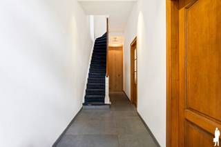 <span><strong>Prachtige woning met veel charme</strong><br /><br />Ruime gezinswoning uit 1946 van <strong>ca. 210 m²</strong> in één van de mooiste lanen uit Deurne. Dit huis heeft een mooie combinatie van authentieke elementen en moderne voorzieningen. Het uniek pand is ideaal gelegen op <strong>wandelafstand </strong>van het domein Rivierenhof, vlak bij invalswegen, openbaar vervoer, scholen en winkels.<br /><br /><strong>Indeling:</strong><br /><strong>Gelijkvloers</strong><br />- Inkomhal<br />- Leefruimte<br />- Formele eetkamer<br />- Keuken met aansluitend een stadskoer<br />- Badkamer met douche en toilet<br /><br /><strong>Eerste verdiep</strong><br />- Leefruimte / slaapkamer<br />- Keuken met apparatuur van Miele<br /><br /><strong>Tweede verdieping</strong><br />- Slaapkamer 2<br />- Slaapkamer 3<br />- Slaapkamer 4<br />- Badkamer met douche en toilet<br /><br /><strong>Bijzonderheden:</strong><br />- Mobiscore <strong>8,9/10</strong><br />-<strong> EPC C</strong> met een score van 278 kWh/(m² jaar)<br />- <strong>Dubbele</strong> <strong>beglazing </strong>met schrijnwerk van PVC en hout<br />- Radiatoren vernieuwd in <strong>2019</strong><br />- Dak vernieuwd en geïsoleerd (10 cm PIR) in <strong>2019</strong><br />- <strong>8 Zonnepanelen + thuisbatterij</strong><br />- <strong>Vaillant </strong>CV-ketel en <strong>Vaillant </strong>Boiler<br />- <strong>Twee</strong> keukens en <strong>twee </strong>badkamers<br />- Kelder aanwezig<br />- Ideaal voor privé- en beroepsdoeleinden<br /><br /><em>Stedenbouwkundige info in aanvraag.</em></span>