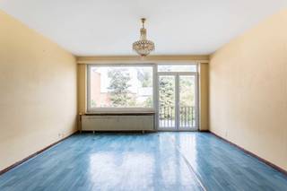 <p><strong><span>Bent u op zoek naar een interessante investering of een eerste appartement?</span></strong><span> Dan is dit tweeslaapkamerappartement in Zellik zeker een bezoek waard!</span></p>
<p><span>Het appartement is gelegen in de rustige en doodlopende Jan Tieboutstraat, op wandelafstand van scholen, winkels en openbaar vervoer. Ook met de wagen geniet u van een uitstekende bereikbaarheid: de op- en afritten van de autosnelweg zijn vlot bereikbaar en zowel het centrum van Zellik als Groot-Bijgaarden liggen vlakbij.</span></p>
<p><span><span>Indeling</span> <br /><br />Het appartement bevindt zich op de eerste verdieping van een kleinschalige residentie.</span></p>
<p><span>Via de inkomhal komen we terecht in de lichtrijke woonkamer. Aansluitend bevindt zich de keukenruimte met toegang tot een balkon. Mits de nodige aanpassingen is het perfect mogelijk om beide ruimtes samen te voegen tot één ruime leefruimte met open keuken. De renders geven alvast een beeld van de mogelijkheden.</span></p>
<p><span>Verder beschikt het appartement over een nachthal met apart toilet. Deze geeft toegang tot de master bedroom, die beschikt over een aangenaam terras, en een tweede kamer die ideaal kan worden ingericht als kinderkamer, dressing of bureau.</span></p>
<p><span>De badkamer is uitgerust met een ligbad.</span></p>
<p><span>Tot slot beschikt het appartement over een privatieve kelder en een inpandige garage van maar liefst 16 m².</span></p>
<p><span>Extra troeven:</span><span><span> </span>EPC B – nieuwe ramen – vernieuwd plat dak – elektriciteit conform</span></p>
<p><span>Een appartement met een interessante ligging, een praktische indeling én tal van mogelijkheden!</span></p>
<p>Interesse? Contacteer ons vandaag nog voor een bezoek ter plaatse!<strong><span><br /></span></strong><strong><span>info@impromove.be</span></strong><strong><span> – 02 887 80 56</span></strong></p>