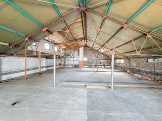 Te koop magazijn van 2 verdiepingen met een oppervlakte van 490 m2 Niveau 0: Opslagruimte toegankelijk via 1 garagedeur en een andere aparte...