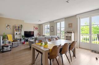 <p><span>EDEGEM - Molenveld</span><span>: Instapklaar, lichtrijk appartement van ca 100m² met terras (ca 12m²). EPC-attest B.</span></p><p><span> </span></p><p><span>BESCHRIJVING:</span></p><p><span> </span></p><p><span>Het appartement is gelegen op de 1° verdieping van een kleinschalig gebouw met lift en met lage gemeenschappelijke kosten.</span></p><p><span> </span></p><p><span>U betreedt het pand via de inkomhal. </span></p><p><span>U zal er tevens een vestiaire kast terugvinden en een apart toilet.</span></p><p><span>Gaat u verder door, dan treft u de woon - en eetkamer dewelke baadt in natuurlijk licht dankzij de grote raampartijen. </span></p><p><span>Aansluitend treft u het zonnige, zuid-gelegen terras met zonnetent.</span></p><p><span>Vervolgens is er een open keuken. Deze beschikt over voldoende kastruimte en alle noodzakelijke toestellen.</span></p><p><span>Tevens is er een aparte bergruimte voorzien voor wasmachine en droogkast.</span></p><p><span>Verder zijn er twee slaapkamers aanwezig. </span></p><p><span>Tenslotte is er een badkamer voorzien van een douche, ligbad, lavabomeubel en spiegel. </span></p><p><span> </span></p><p><span>De vloer in de inkomhal en natte ruimtes bestaat uit tegels. De rest van de woning is voorzien van parket. </span></p><p><span> </span></p><p><span>De autostaanplaats in het gebouw dient mede gehuurd te worden (100 euro/maand). Hier hoort tevens nog een grote berging bij.</span></p><p><span> </span></p><p><span>BIJZONDERHEDEN:</span></p><p><span> </span></p><p><span>- Beschikbaar vanaf 01/11/2026</span></p><p><span>- Maandelijkse provisiekosten: 150 € (privatief waterverbruik, lift, elektriciteit gemene delen, onderhoud, beheer)</span></p><p><span>- Zuid gericht terras</span></p><p><span>- Zeer goede ligging nabij alle winkels en faciliteiten. Goede bereikbaarheden. </span></p><p><span>- Energiezuinig appartement (EPC- attest B)</span></p><p><span>- Twee bergingen </span></p><p><span> </span></p>