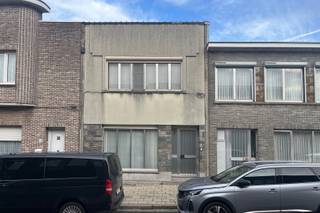 Karakteristieke rijwoning op een uitstekende locatie aan de stadsrand. Nabij scholen, supermarkt, openbaar vervoer (station op 300 m)...