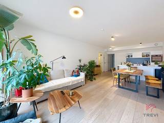 ETTERBEEK, Nabij het Jubelpark. Prachtig appartement van ± 91 m², met 2 slaapkamers, terras en parkeerplaats.Op de 2e verdieping: * Grote inkomhal *...