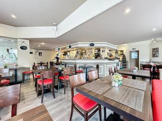 Gezellige horecazaak bestaande uit een restaurant met +-50 couverts, bar, bergruimte, keuken, droge kelder, sanitaire voorzieningen, groot terras...