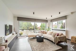 <h2><strong>Aangenaam en lichtrijk wonen in het centrum van Ruiselede</strong></h2><p>Deze <strong>stijlvolle en instapklare duplex</strong> is rustig gelegen in het centrum van Ruiselede. Winkels, supermarkten, bakker, slager, apotheek en andere dagelijkse voorzieningen bevinden zich in de nabije omgeving (wandelafstand). Dankzij de vlotte verbinding met de <strong>E40</strong> zijn Brugge, Gent, de kust en andere belangrijke verbindingswegen ook snel en gemakkelijk bereikbaar.</p><h3><strong>Troeven</strong></h3><ul><li><p><strong>Ruime, open en lichtrijke leefruimte</strong> met stijlvol tv-meubel in dezelfde verfijnde stone-art afwerking</p></li><li><p>Praktische <strong>bureauruimte onder de trap</strong></p></li><li><p>Aangenaam <strong>terras met avondzon</strong></p></li><li><p>Prachtige keuken met groot <strong>stone-art werkblad</strong></p></li><li><p>Ruim <strong>keukeneiland</strong> met barkast(gietijzer), extra gesloten kastruimte en veel zitgelegenheid</p></li><li><p>Hoogwaardige <strong>inbouwtoestellen</strong></p></li><li><p>Praktische <strong>berging</strong> met aansluiting en plaats voor wasmachine en droogkast</p></li><li><p><strong>2 ruime slaapkamers</strong><br />Master bedroom met volledige <strong>ingebouwde kastenwand</strong></p></li><li><p><strong>Luxueuze badkamer</strong> met inloopdouche, toilet én ligbad</p></li><li><p>Badkamer afgewerkt in dezelfde stijlvolle <strong>stone-art look</strong></p></li><li><p><strong>Recent volledig herschilderd</strong></p></li><li><p><strong>Nieuwe gasverwarming</strong></p></li><li><p>Dubbel gevoerde en <strong>verduisterende gordijnen</strong></p></li><li><p><strong>Vliegenramen</strong> aanwezig</p></li><li><p><strong>Garagebox en private staanplaats</strong> optioneel aan te kopen</p></li></ul><h3> </h3><p>Meer info of een bezoek? <br />karel@roetsvastgoed.be<br />0470342025</p>