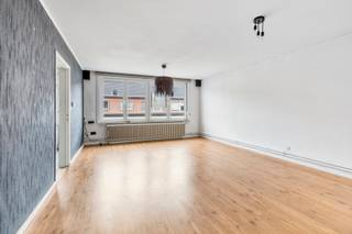 <p><strong>APPARTEMENT (85 m2) MET 2 SLAAPKAMERS, KELDERBERGING, ZUID GERICHT TERRAS EN MOGELIJKHEID TOT HUREN GARAGE TE HASSELT (RUNKST) - IDEAAL INVESTERINGSPAND !<br /><br /></strong>Dit doorzon-appartement bevindt zich aan de Elzenstraat 10 te Runkst, vlakbij Hasselt-centrum. Via de Sint-Truidersteenweg bereik je vlot de oprit naar de E313. Verder vind je de bakker, bank, kruidenierszaken, allerlei eethuisjes, het openbaar vervoer enzoverder dan weer op wandelafstand terug.<br /><br />Het appartement is gelegen op de 3de verdieping en bereikbaar met trap. Hier kom je binnen in een ruime, centrale inkomhal die toegang biedt naar alle kamers van het appartement. Hier tref je een vestiairekast, het apart toilet, de badkamer, de uiterst ruime keuken met daarnaast de woonkamer en tot slot de 2 even ruime slaapkamer, waarvan één toegang biedt tot het zuidelijk gericht terras van 7,5m breed. Verder hoort er nog een ruime kelderberging bij dit geheel.<br /><br />De gemeenschappelijke kosten beperken zich tot zo een 40 euro per maand.<br /><br />Ondertussen is het appartement toe aan wat opfrissingswerken. De ideale kans voor een investeerder / bewoner die zelf bijvoorbeeld ook de handen uit de mouwen weet te steken. Het appartement heeft reeds een goede indeling en beschikt alvast over een vernieuwd, geïsoleerd dak, vernieuwde ramen (HR glas), een recente HR-top aardgasketel en deels over nieuwe vloeren. <br /><br />Openbare parkeergelegenheid vind je voor de deur en de eigen wagen parkeer je veilig en droog in de eventueel bij te huren garagebox, gelegen aan de voorzijde, pal naast het appartementsgebouw.<br /><br />Tip: betreft de aankoop je enige eigendom? Vergeet dan niet dat je bij aankoop kan genieten van een tarief van 2% aan verkooprechten (ipv 12%) met een extra korting van 1.867 euro indien het om de enige eigen ‘bescheiden’ woning gaat.<br /><br />Ook het potentieel ontdekken? Interesse? Contacteer ons op 011 96 51 76 of mail naar info@momentumvastgoed.be !</p>