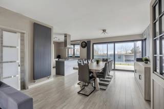 Deze mooie, instapklare woning in open bebouwing met praktijkruimte voor een vrij beroep bevindt zich in een fijne woonwijk in Landen. De woning biedt aangename, heldere en open leefruimtes op het gelijkvloers, 4 kamers op de verdieping en een inpandige garage. Links van de privé-woning bevindt zich de praktijkruimte (2019), die momenteel is ingericht als kapsalon. Achteraan de woning is er een aangelegde tuin met zwembad en 2 overdekte terrassen. 

Omvattende:
Gelijkvloers: inkomhal, leefruimte, open keuken, berging en wasplaats, toiletruimte, inpandige garage 
Praktijkruimte - gelijkvloers: mooie praktijkruimte links aan de woning
Eerste verdieping: nachthal, master bedroom, 3 slaapkamers, badkamer 
Zolderverdieping: bergzolder 
Oprit, terras en tuin: oprit, omheinde tuin met 2 overdekte terrassen, zwembad en poolhouse
Ligging: de woning bevindt zich in een vrij recente woonwijk aan de rand van het centrum van Landen en biedt alle faciliteiten in de nabije omgeving. Bushaltes zijn vlakbij, het station van Landen bevindt zich op 1 km en de aansluiting met de E40 op een 5-tal km.  
Bekijkt u dit pand via één van onze aanverwante websites, dan verwijzen wij u graag door naar onze eigen website. 
