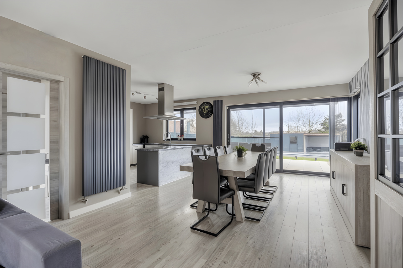 INSTAPKLARE WONING MET PRAKTIJKRUIMTE/BUREEL EN ZWEMBAD   - foto 3