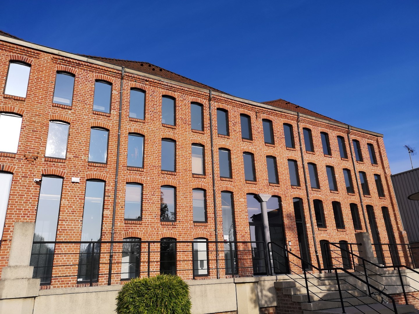 Gelijkvloers loftkantoor van 450m² met parking - foto 1