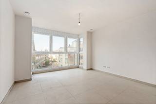 <p><strong>Nieuwbouw 1-slaapkamerappartement te huur – Residentie TRAPEGEER</strong></p>
<p>Dit modern nieuwbouwappartement is gelegen op de<strong> derde verdieping</strong> in Residentie TRAPEGEER. De residentie telt slechts zeven appartementen en bevindt zich in het centrum van De Panne, op wandelafstand van strand, winkels en openbaar vervoer.</p>
<p><strong>Indeling:</strong><br />Lichtrijke, zongerichte woonkamer met open, volledig uitgeruste keuken. Eén slaapkamer en een moderne badkamer voorzien van inloopdouche en toilet. </p>
<p><strong>Troeven:</strong><br />• Nieuwbouw en instapklaar<br />• Dichtbij openbaar vervoer<br />• Lift aanwezig en slechts één appartement per verdieping voor optimale rust en privacy</p>
<p>Interesse? Contacteer <strong>Soraya</strong> via <strong>soraya@servimoholidays.be</strong> of <strong>058/22.41.70</strong>.</p>