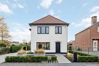 Voor meer info en foto’s, surf naar www.swevers.be – Deze vrijstaande woning in Houthalen biedt een uitstekende basis voor wie op zoek is naar ruimte, potentieel en een gunstige ligging. De woning uit 1957 ligt op een zuidelijk georiënteerd perceel van 13a18ca in een rustige wijk, op wandelafstand van winkels, horeca, openbaar vervoer en met vlotte verbinding naar de snelwegen. Met een bewoonbare oppervlakte van 180 m² is dit pand ideaal voor renovatie naar eigen smaak. Op het gelijkvloers vind je een eetkamer aansluitend op de woonkamer, een veranda, een centrale keuken, een functionele badkamer, apart toilet en ruime berging. Boven zijn er drie slaapkamers (16,38 m², 12,64 m² en 7,93 m²) en een aparte bureauruimte. De woning beschikt over een kelder bereikbaar via de keuken, langs buiten twee garages en achter in de tuin een werk- of hobbyruimte. De zuidgerichte tuin is een grote troef voor buitenliefhebbers. Voor meer informatie, bel 011 255 155. Bron bewoonbare oppervlakte: EPC – verslag.