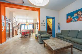 <p><strong>Villa “La Mascotte”</strong>: een beschermde villa met tijdloze charme, gebouwd in 1923 en gelegen tegen de nieuwe zeedijk van Westende. Deze woning, opgenomen in de inventaris van het bouwkundig erfgoed, bevindt zich in de Zwaluwenlaan, op een steenworp van de dijk: een zeldzame ligging waar u elke dag de zee beleeft, terwijl u geniet van de rust van een residentiële laan. Achter de typische gevel met elegante lijnen en een uitgesproken badplaatskarakter bewaart de villa de ziel van de grote vakantiewoningen aan de Belgische kust. Een authentiek pand, ideaal voor liefhebbers van erfgoed, royale volumes en projecten met een hoge meerwaarde. La Mascotte bestaat uit meerdere entiteiten en verdiepingen en biedt een unieke indeling die tal van mogelijkheden toelaat: een ruime gezinswoning, een meergezinsvakantiewoning, een investering voor verhuur of een gemengd project.</p>
<p>De villa omvat de volgende ruimtes:<br />• In de kelder / halfkelder: kelders en bijkomende ruimtes, deels ingericht als appartement (keuken, eetkamer, badkamer en toilet).<br />• Gelijkvloers: een appartement met terras, leefruimte(s), loggia, toilet, slaapkamer en vlotte toegang.<br />• 1e verdieping: appartement met meerdere slaapkamers, loggia(s), badkamer en bergruimte.<br />• 2e verdieping: appartement met slaapkamers en loggia(s) aan de straatzijde.<br />• 3e verdieping: twee bijkomende slaapkamers onder het dak.</p>
Deze indeling laat verschillende renovatie- en herbestemmingsscenario’s toe, met behoud en valorisatie van het oorspronkelijke karakter. La Mascotte is veel meer dan een woning: het is een stukje kustgeschiedenis dat wacht op een nieuw hoofdstuk. Voor liefhebbers van authenticiteit en zeldzame locaties is een bezoek absoluut aangewezen.