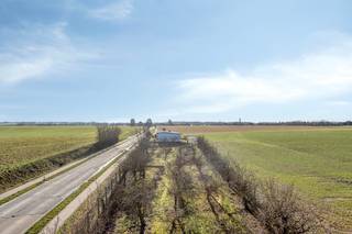 Deze mooie bungalow woning in open bebouwing bevindt zich in Meldert, een landelijke deelgemeente van Hoegaarden. De woning biedt een fijne leefverdieping met vergezichten op de omliggende velden, 2 slaapkamers en een kelderverdieping met inpandige garage. De woning is omgeven door een aangelegde tuin met serre en moestuin.

Omvattende:

Gelijkvloers: inkomhal, zit- en eetkamer, keuken en eetplaats, achterhal, nachthal, 2 slaapkamers, badkamer 

Kelderverdieping: inpandige garage, 2 keldercompartimenten

Oprit en tuin: oprit, tuin met serre en moestuin

Ligging: de woning bevindt zich in Meldert, een landelijke deelgemeente van Hoegaarden. Bushaltes zijn dichtbij, het station van Vertrijk bevindt zich op 7 km en de aansluiting met de E40 op een 6-tal km
Bekijkt u dit pand via één van onze aanverwante websites, dan verwijzen wij u graag door naar onze eigen website. https://www.itimmo.be/kerselaarstraat-33-meldert