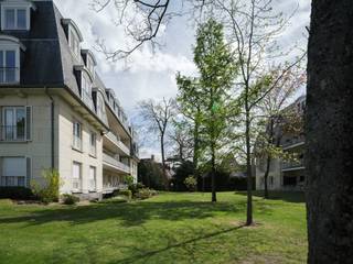 <strong>Ruim appartement of kantoorruimte met karakter, licht en een </strong><strong>uitstekende ligging</strong><br /><br />Op de <strong>gelijkvloerse verdieping</strong> van de standingvolle <strong>residentie 'Versailles'</strong> bevindt zich dit royale <strong>3-slaapkamerappartement (BVO 132 m²)</strong> met <strong>terras</strong>. Ideaal als woonst, praktijk of kantoor.<br /><br />De locatie, vlak bij De Sterre en op slechts tien minuten van het centrum van Gent, maakt dit een bijzonder aantrekkelijke aanbieding voor wie ruimte én bereikbaarheid zoekt.<br /><br />De toon wordt meteen gezet in de <strong>inkomhal</strong>, afgewerkt met <strong>mozaïekparket</strong> en voorzien van een eerste<strong> archief-kamer</strong> en <strong>gastentoilet</strong>. De <strong>leefruimte</strong> strekt zich breed uit en geniet van licht dankzij de <strong>grote raampartijen</strong>, met aansluitend een <strong>terras</strong> dat uitkijkt op het achterliggende groen. De <strong>keuken</strong> kijkt uit op de <strong>gemeenschappelijke tuin</strong> en sluit naadloos aan op de <strong>eetkamer</strong>, praktisch en functioneel.<br /><br />Via de nachthal bereik je <strong>twee ruime kamers</strong> (slaapkamers of kantoorruimtes), <strong>gescheiden door een centrale badkamer</strong> met wastafel, toilet en ligbad. Verder zijn er een aparte wasplaats en een extra gastentoilet aanwezig.<br /><br />De residentie ademt grandeur, is uitstekend onderhouden en biedt bewoners bovendien een privatieve kelderberging en toegang tot het groene, gemeenschappelijke domein dat de drukte van de Kortrijksesteenweg volledig verzacht.<br /><br />Station Gent-Sint-Pieters, UZ Gent, Maria Middelares, de N43, N60, E17 en E40 liggen binnen handbereik: <strong>een ideale combinatie voor wie mobiliteit belangrijk vindt.</strong><br /><br /><strong>Een unieke kans voor wie gevoelig is aan authenticiteit en op zoek is naar een royale woon- of werkplek op een bijzonder gunstige locatie.</strong><br /> 