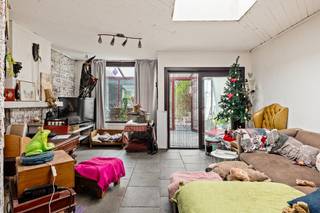 Bent u op zoek naar een woning die u volledig naar eigen smaak kan inrichten? Dan is deze gedeeltelijk te renoveren rijwoning, gelegen in de Kluizeveldenstraat 180 te Merksem, zeker een bezoek waard.<br /><br />De woning bevindt zich in een rustige en aangename buurt, met een vlotte bereikbaarheid naar het centrum van Antwerpen, openbaar vervoer, scholen en winkels. Dankzij deze gunstige ligging combineert u comfortabel wonen met een uitstekende mobiliteit.<br /><br />Op het gelijkvloers vindt u een ruime en lichtrijke living met aansluitend de keuken. Verder is er een apart toilet aanwezig, evenals een veranda die uitkijkt op de tuin.<br /><br />Op de verdiepingen beschikt de woning over drie volwaardige slaapkamers en één badkamer.<br /><br />Buiten is er een grote tuin van 183 m², perfect voor wie graag buitenruimte heeft. Daarnaast is er ook een terras waar u rustig kan zitten en ontspannen.<br /><br />pluspunten:<br />+ Keuken en badkamer reeds ok, alsook vernieuwde cv installatie. <br />+ Grote tuin (183 m²)<br />+ Veranda en terras aanwezig<br />+ 3 slaapkamers<br />+ Centrale ligging<br />+ Geen renovatieverplichting<br /><br />Interesse in deze woning? Aarzel niet en plan vandaag nog uw bezoek. Contacteer ons via 03 337 50 70 of info@vbvastgoed.be voor meer info of een afspraak.