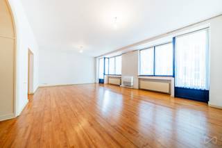 Info: bruxelles.ouest@weinvest.be of 02 315 77 22<br /><br />Ideaal gelegen in het hart van Brussel geniet dit appartement van een uitzonderlijke ligging, op wandelafstand van openbaar vervoer, winkels, Franstalige en Nederlandstalige scholen en alle faciliteiten van het stadscentrum. Het gebouw in Art-Decostijl bevindt zich onder andere tegenover het Théâtre National Bruxelles-Wallonie, in een levendige en gegeerde wijk.<br /><br />Gelegen op de 1ste verdieping met lift, beschikt dit appartement over een bewoonbare oppervlakte van meer dan 220 m² en charmeert het door zijn ruime volumes, karakter en de hoogwaardige materialen die bij de bouw werden gebruikt. De badkamer en de douchekamer zijn uitgevoerd in marmer, wat getuigt van het oorspronkelijke standing van het pand.<br /><br />Het appartement bestaat uit een ruime en lichtrijke woonkamer met toegang tot twee kleine balkons, een volledig uitgeruste keuken, TWEE Slaapkamers, EEN Bureau, een badkamer en een douchekamer. Het pand beschikt bovendien over een individuele gascondensatieketel en dubbele beglazing aan de voor- en achterzijde. <br /><br />Enkele opfrissingswerken en modernisering zullen het volledige potentieel van dit unieke pand naar voren brengen, terwijl het architecturale karakter behouden blijft.<br /><br />Technische informatie: EPC E – elektriciteit niet conform – geen kelder – veiligheidsdeur – individuele gasketel.<br /><br />Optioneel is het mogelijk om in een gebouw op ongeveer 50 meter afstand een parkeerplaats met kelder aan te kopen voor een bedrag van €35.000.<br /><br />Een zeldzaam pand, ideaal voor liefhebbers van karaktervolle woningen die willen genieten van een unieke woonomgeving in het hart van Brussel.<br /><br />📍 Snel te ontdekken !<br /><br />EPC > E – CO₂: 44 kg/(m².jaar) – 231 [kWhEP/(m².jaar)] – Mis al onze exclusieve aanbiedingen niet op onze website WWW.WEINVEST.BE